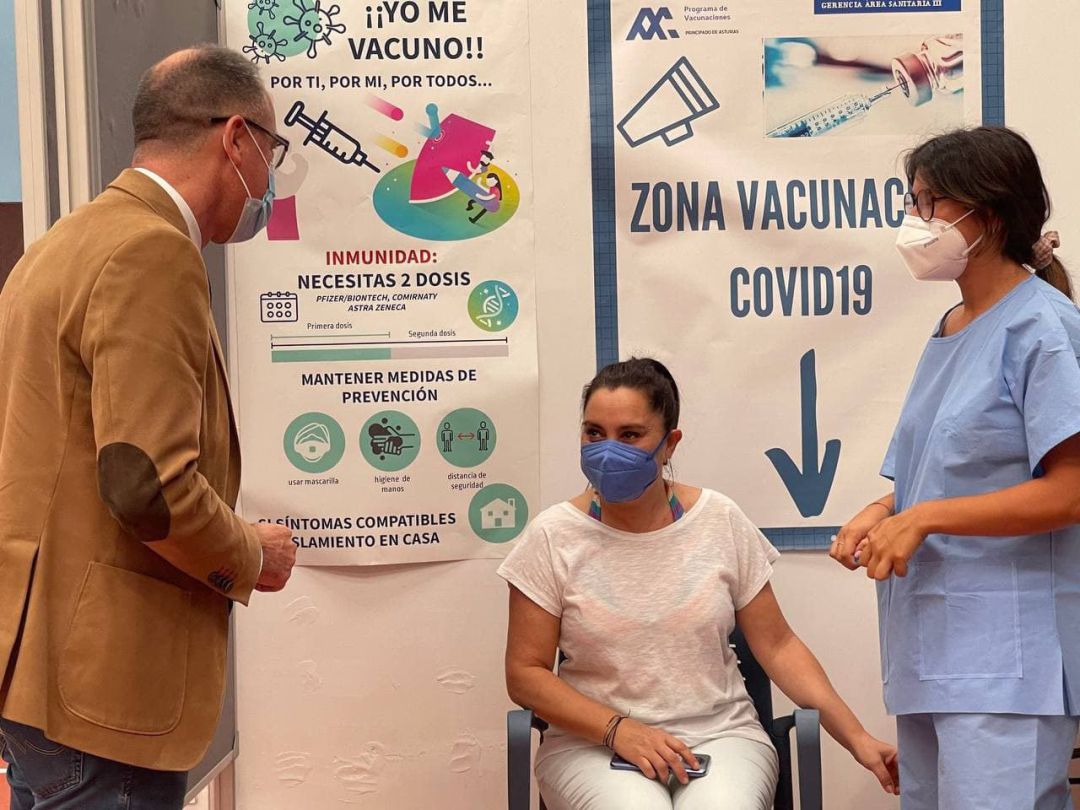 El consejero de Salud, Pablo Fernández Muñíz, visita el punto de vacunación de Los Canapés, en Avilés. El consejero de Salud, Pablo Fernández Muñíz, visita el punto de vacunación de Los Canapés, en Avilés.