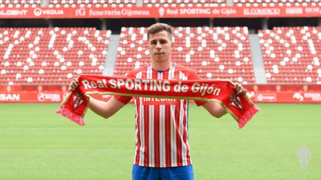 Christian Rivera posa en El Molinón con la equipación y la bufanda rojiblanca. Christian Rivera posa en El Molinón con la equipación y la bufanda rojiblanca.