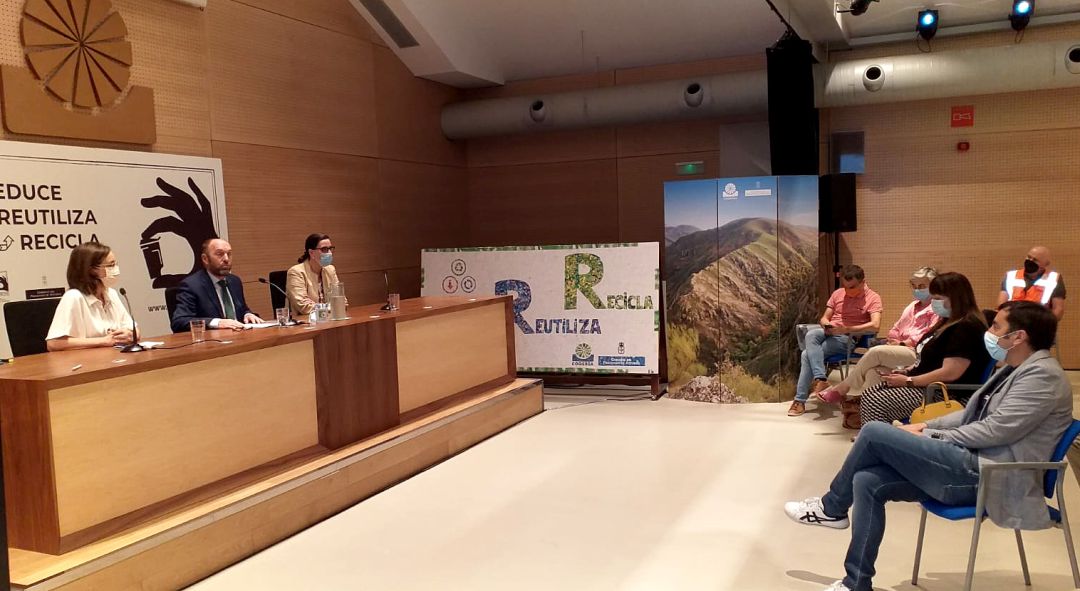 El vicepresidente del Principado, Juan Cofiño, durante el acto de presentación de las nuevas instalaciones de COGERSA. El vicepresidente del Principado, Juan Cofiño, durante el acto de presentación de las nuevas instalaciones de COGERSA.