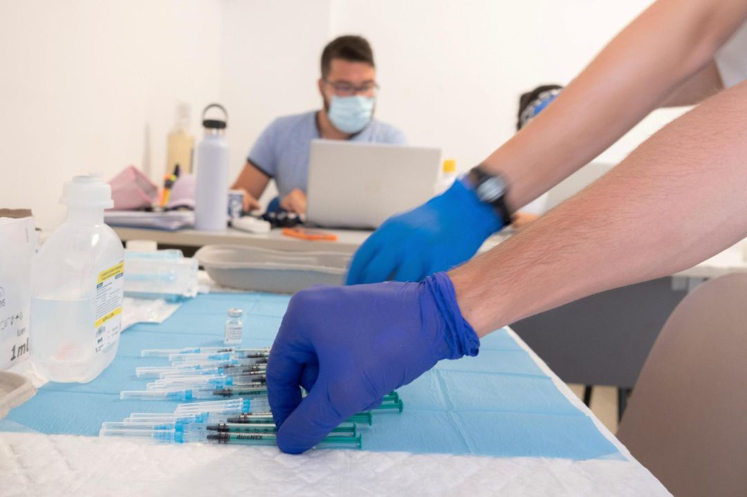 Sanitarios aplican vacunas contra la COVID-19. Sanitarios aplican vacunas contra la COVID-19.