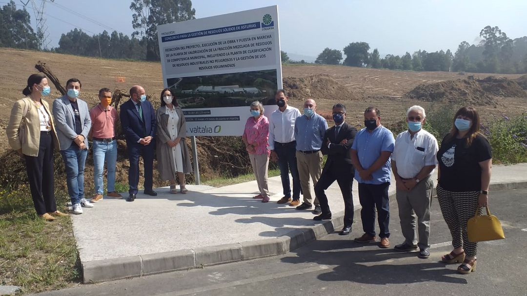 Las autoridades en la inauguración de las obras en COGERSA. Las autoridades en la inauguración de las obras en COGERSA.
