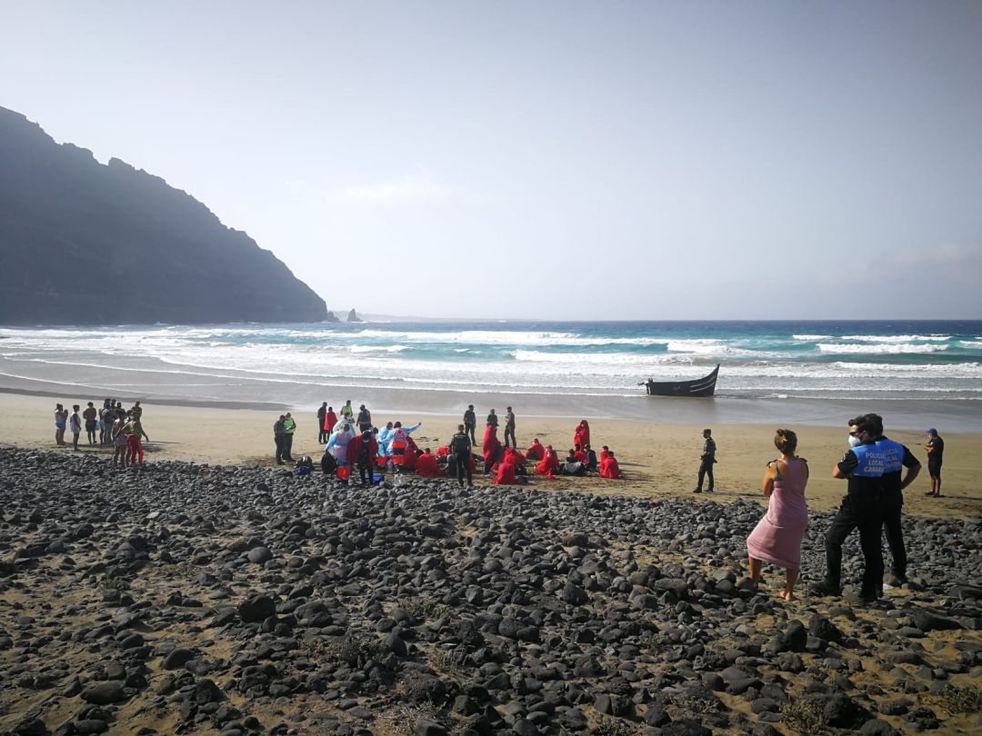 Algunos de los migrantes llegados en la patera que arribó a la playa de La Cantería. Algunos de los migrantes llegados en la patera que arribó a la playa de La Cantería.