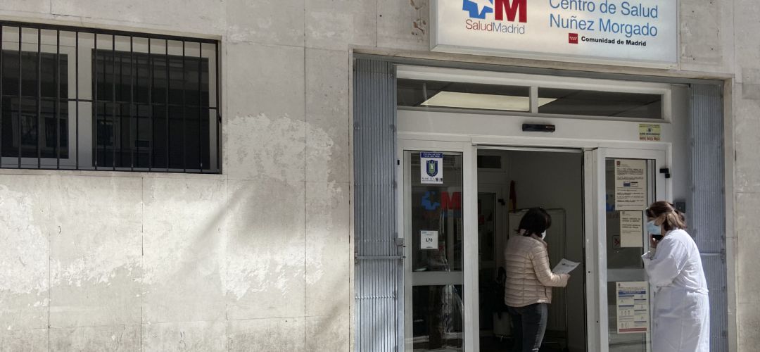 Una mujer conversa con una trabajadora sanitaria en la puerta del Centro de Salud Núñez Morgado Una mujer conversa con una trabajadora sanitaria en la puerta del Centro de Salud Núñez Morgado