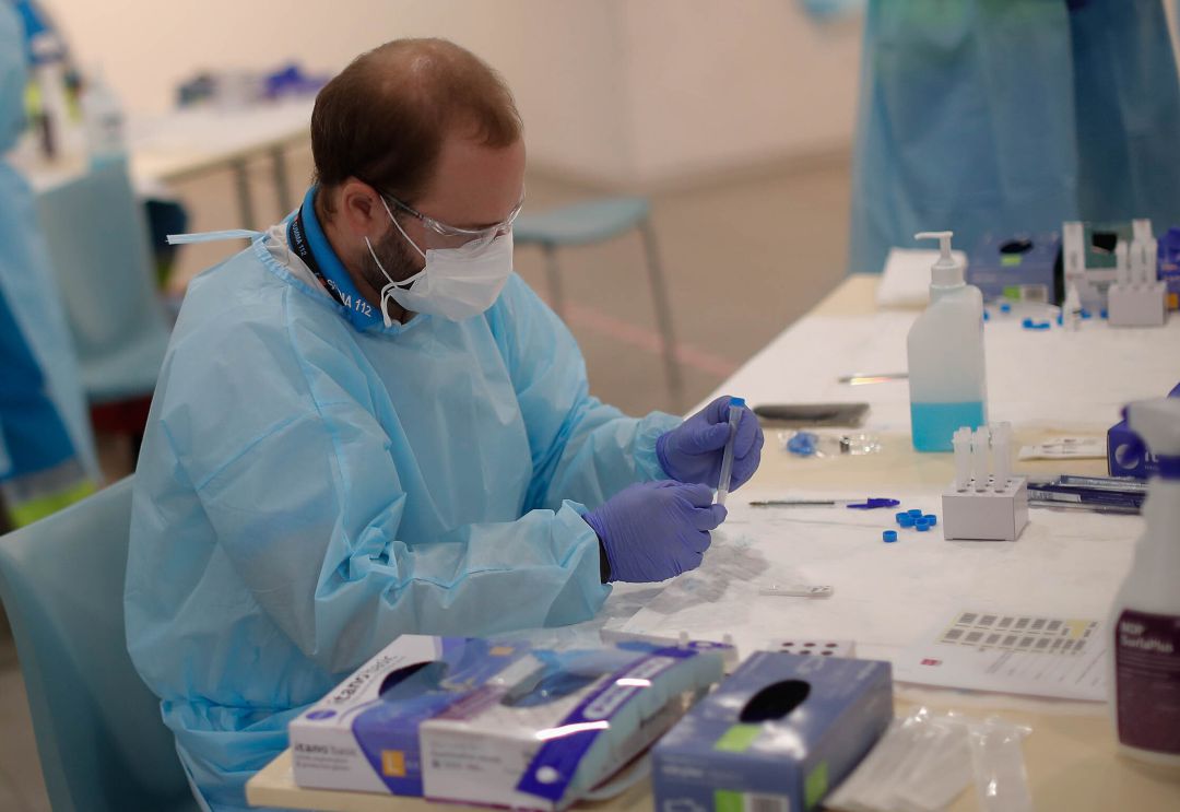 Un profesional de Enfermería de Atención Primaria durante la realización de una prueba contra el COVID Un profesional de Enfermería de Atención Primaria durante la realización de una prueba contra el COVID