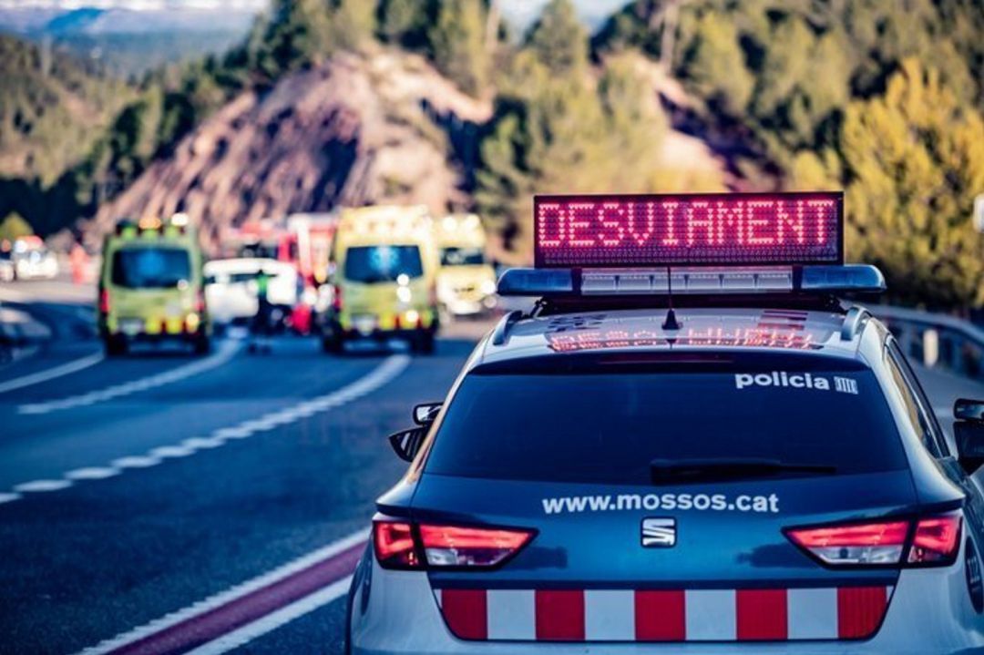 Archivo - Un coche de los Mossos perimetra un accidente de tráfico. Archivo - Un coche de los Mossos perimetra un accidente de tráfico.