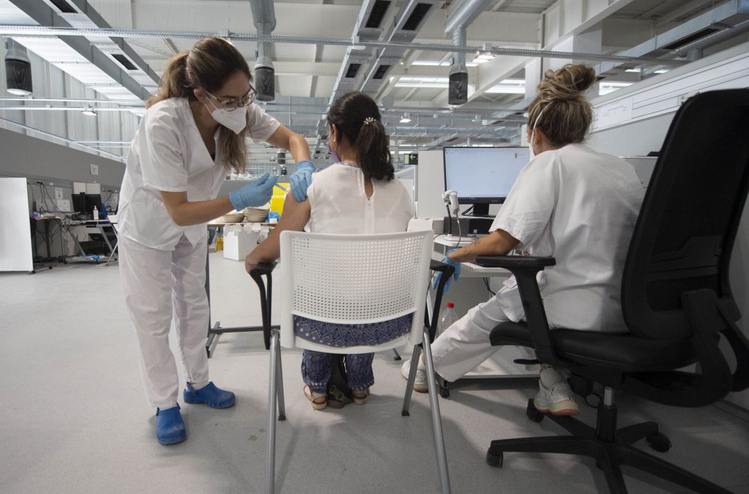 Una joven recibe la primera dosis de la vacuna Pfizer en el Hospital Zendal el día que comienza la vacunación a jóvenes madrileños a partir de 16 años Una joven recibe la primera dosis de la vacuna Pfizer en el Hospital Zendal el día que comienza la vacunación a jóvenes madrileños a partir de 16 años