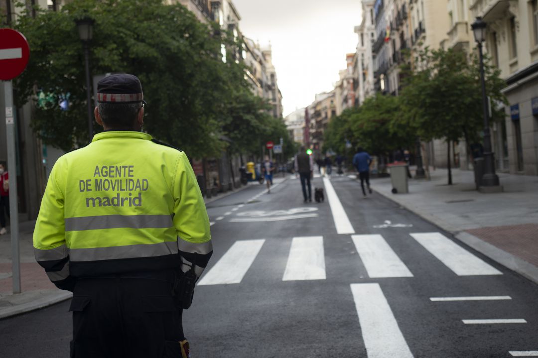 Un agente de la Policía Local de Madrid en el centro de la ciudad Un agente de la Policía Local de Madrid en el centro de la ciudad