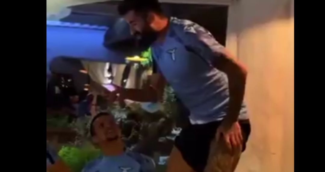 El momento en que Elseid Hysaj cantó el 'Bella Ciao' para sus compañeros de la Lazio. El momento en que Elseid Hysaj cantó el 'Bella Ciao' para sus compañeros de la Lazio.