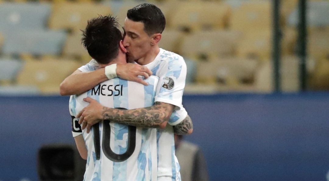 Di María y Messi se besan tras la victoria de Argentina en la Copa América. Di María y Messi se besan tras la victoria de Argentina en la Copa América.