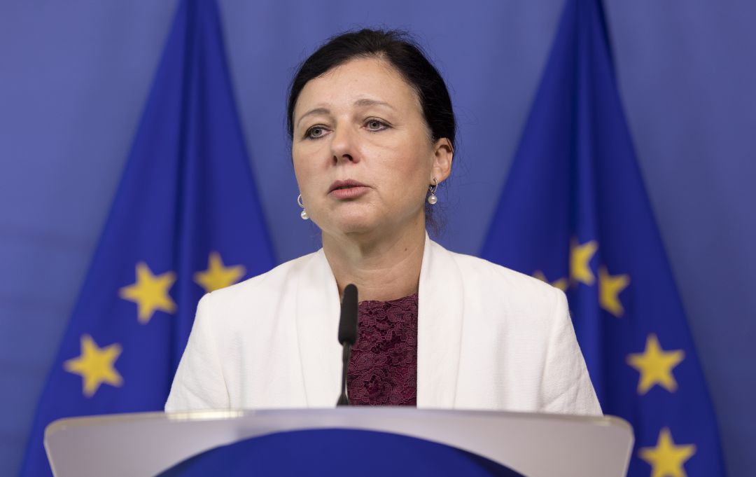 La vicepresidenta de Valores y Transparencia del Ejecutivo comunitario, Vera Jourová, en una rueda de prensa. La vicepresidenta de Valores y Transparencia del Ejecutivo comunitario, Vera Jourová, en una rueda de prensa.