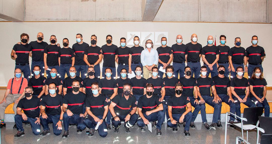 El diputado provincial de Emergencias, Javier Sendra, junto a los nuevos bomberos recién incorporados a los distintos parques de Alicante El diputado provincial de Emergencias, Javier Sendra, junto a los nuevos bomberos recién incorporados a los distintos parques de Alicante