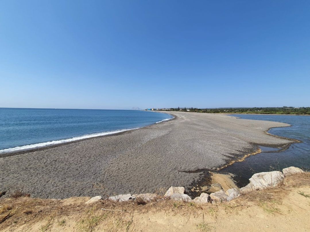 La desembocadura de río, de nuevo taponada. La desembocadura de río, de nuevo taponada.