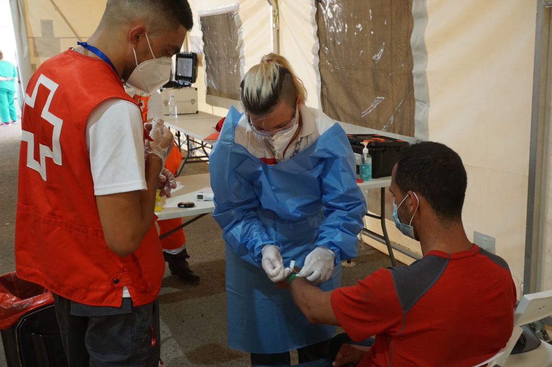 Una sanitaria atiende a una de las personas que ha llegado en la patera de Benidorm Una sanitaria atiende a una de las personas que ha llegado en la patera de Benidorm
