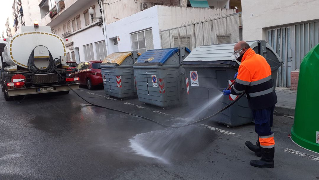 Un operario del servicio de limpieza desinfecta unos contenedores de recogida selectiva Un operario del servicio de limpieza desinfecta unos contenedores de recogida selectiva
