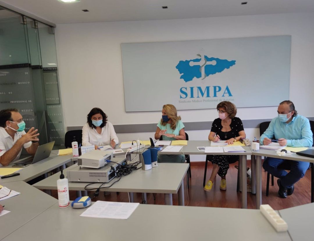 La presidenta del Partido Popular asturiano, y parte de su equipo, durante la reunión mantenida con el SIMPA La presidenta del Partido Popular asturiano, y parte de su equipo, durante la reunión mantenida con el SIMPA
