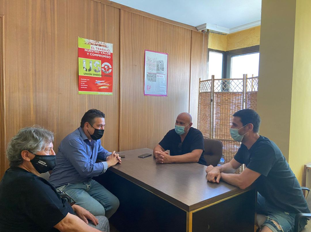 Melchor Moreno, Luis Mariano Santos, Gabriel Garnedo y Oscar Fernández durante la reunión mantenida en relación con el conflicto de LM. Melchor Moreno, Luis Mariano Santos, Gabriel Garnedo y Oscar Fernández durante la reunión mantenida en relación con el conflicto de LM.