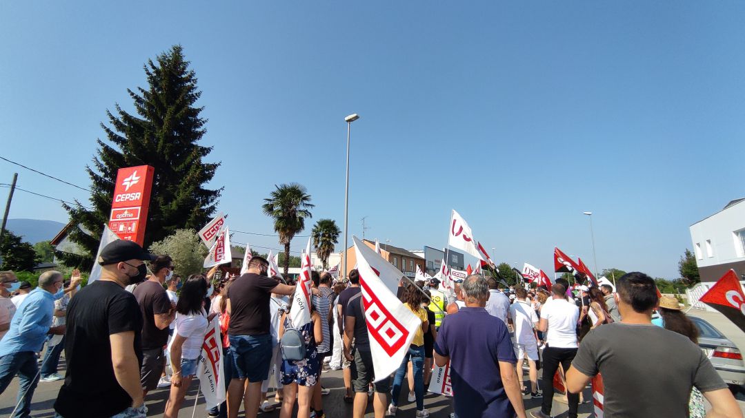 Concentración de trabajadores a las puertas de la reunión Concentración de trabajadores a las puertas de la reunión