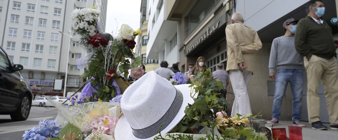 Flores y objetos en el altar colocado en la acera donde fue golpeado Samuel, el joven asesinado en A Coruña el pasado sábado 3 de julio Flores y objetos en el altar colocado en la acera donde fue golpeado Samuel, el joven asesinado en A Coruña el pasado sábado 3 de julio