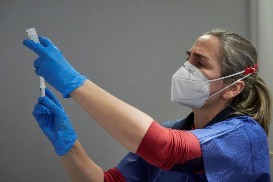 Una trabajadora sanitaria administra la vacuna contra la pandemia Una trabajadora sanitaria administra la vacuna contra la pandemia