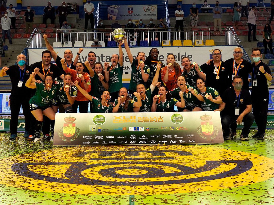 Las ilicitanas levantan la Copa de la Reina que ganaron en Telde Las ilicitanas levantan la Copa de la Reina que ganaron en Telde