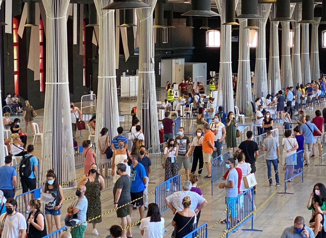 Colas para la vacunación contra la covid en las instalaciones de la Feria de Muestras de Armilla-Granada (FERMASA) Colas para la vacunación contra la covid en las instalaciones de la Feria de Muestras de Armilla-Granada (FERMASA)