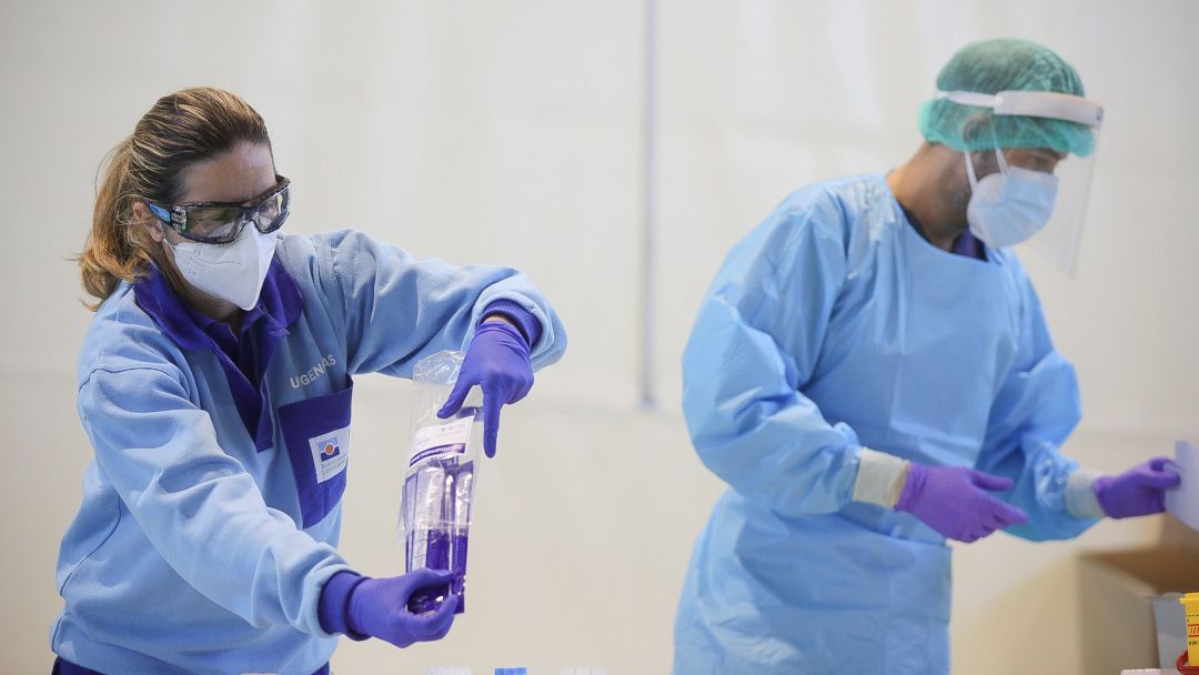 Profesionales sanitarios realizan test de detección de Covid. Profesionales sanitarios realizan test de detección de Covid.