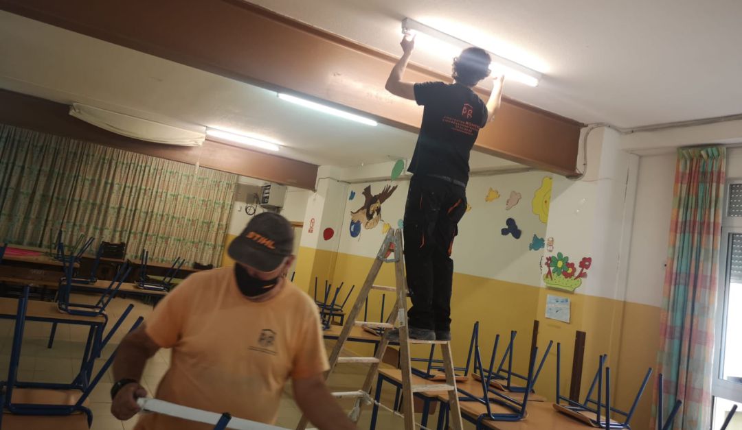 Dos operarios intervienen en un colegio de la capital. Dos operarios intervienen en un colegio de la capital.
