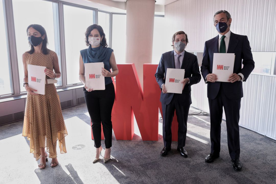 (I-D) La presidenta de Adif, Isabel Pardo de Vera; la presidenta de la Comunidad de Madrid, Isabel Díaz Ayuso; el alcalde de Madrid, José Luis Martínez-Almeida y el presidente de Distrito Castellana Norte (DCN), Álvaro Aresti, posan con la firma del convenio para la puesta en marcha de las infraestructuras que formarán parte del proyecto Madrid Nuevo Norte, en la Torre de Cristal, a 20 de julio de 2021, en Madrid (España). Madrid Nuevo Norte ha sido seleccionado por la Unión Europea como caso de estudio en varios proyectos de investigación orientados a la introducción a gran escala de medidas pioneras de sostenibilidad en la ciudad.
(I-D) La presidenta de Adif, Isabel Pardo de Vera; la presidenta de la Comunidad de Madrid, Isabel Díaz Ayuso; el alcalde de Madrid, José Luis Martínez-Almeida y el presidente de Distrito Castellana Norte (DCN), Álvaro Aresti, posan con la firma del convenio para la puesta en marcha de las infraestructuras que formarán parte del proyecto Madrid Nuevo Norte, en la Torre de Cristal, a 20 de julio de 2021, en Madrid (España). Madrid Nuevo Norte ha sido seleccionado por la Unión Europea como caso de estudio en varios proyectos de investigación orientados a la introducción a gran escala de medidas pioneras de sostenibilidad en la ciudad.