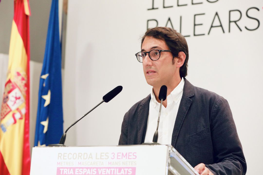 El portavoz del Govern y conseller de Modelo Económico, Turismo y Trabajo, Iago Negueruela, en una rueda de prensa. El portavoz del Govern y conseller de Modelo Económico, Turismo y Trabajo, Iago Negueruela, en una rueda de prensa.