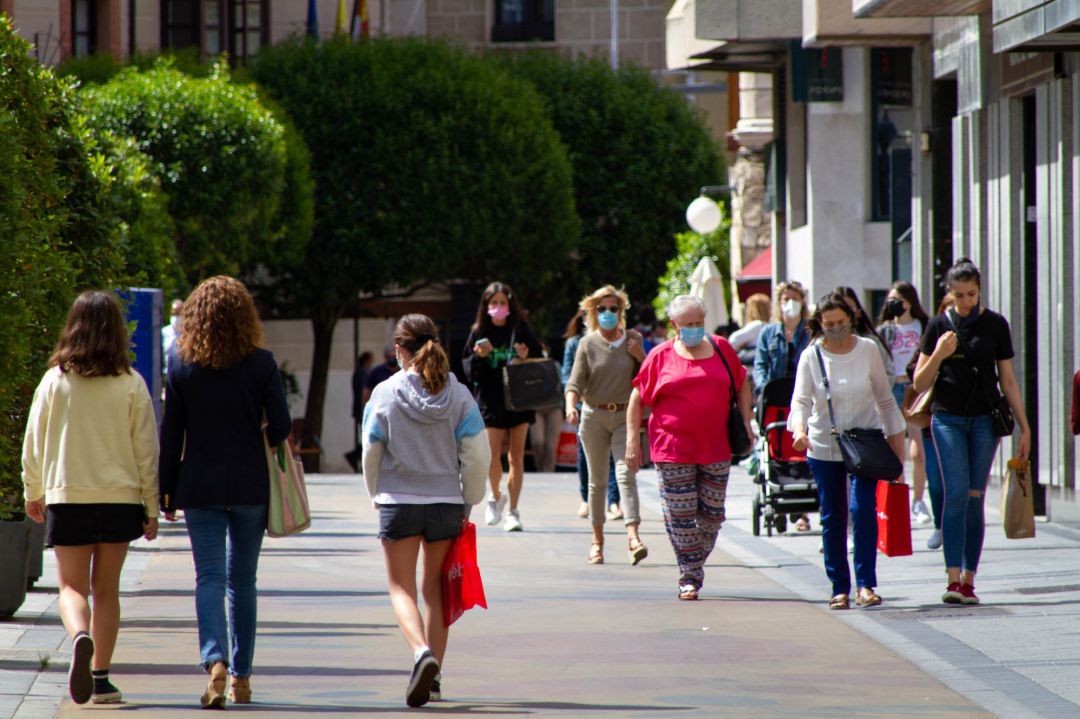 Ciudadanos usando mayoritariamente mascarilla en exteriores a pesar de no ser ya obligatorio. Ciudadanos usando mayoritariamente mascarilla en exteriores a pesar de no ser ya obligatorio.