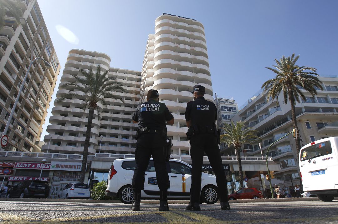 Imagen de la policía local de Mallorca custiodando el hotel en el que se encontraban los estudiantes Imagen de la policía local de Mallorca custiodando el hotel en el que se encontraban los estudiantes
