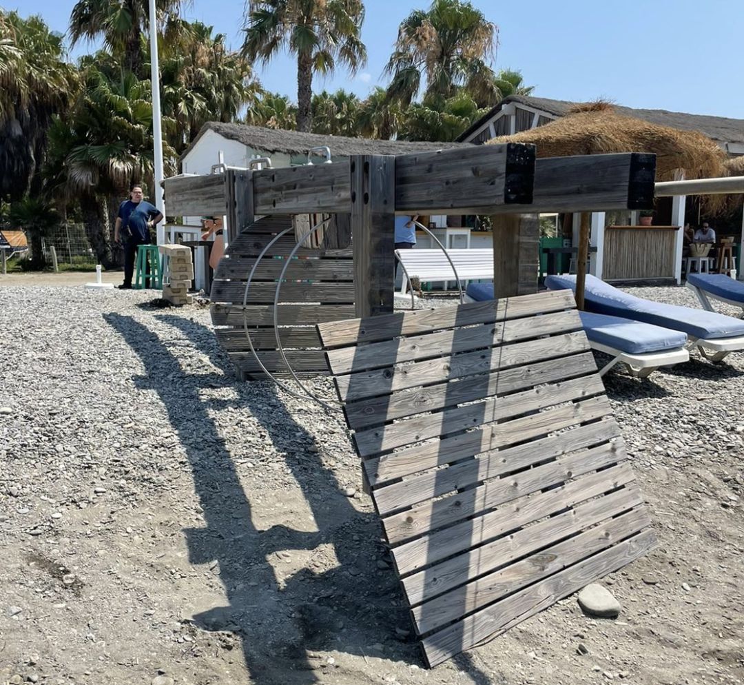 Torreta de vigilancia caida en Playa Granada Torreta de vigilancia caida en Playa Granada