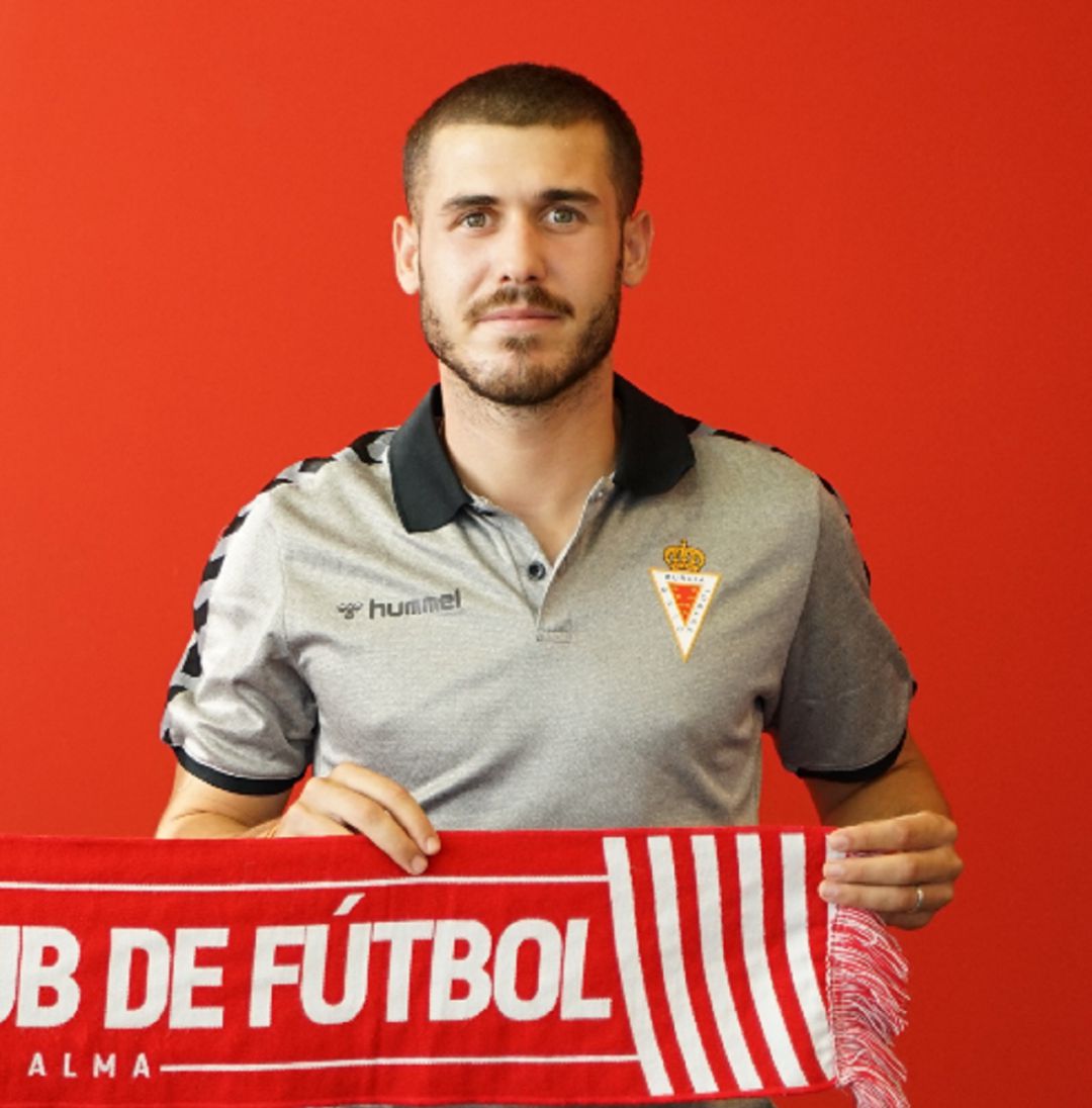 Julio Gracia posando con la bufanda del Real Murcia Julio Gracia posando con la bufanda del Real Murcia
