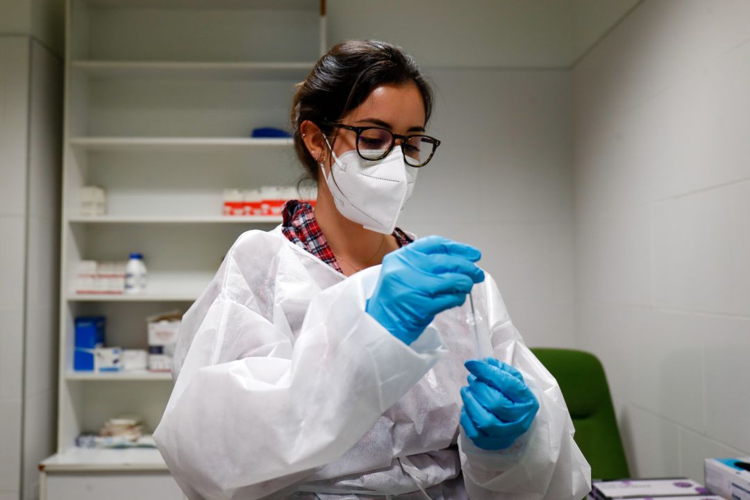 Una trabajadora sanitaria sostiene un test de antígenos Una trabajadora sanitaria sostiene un test de antígenos