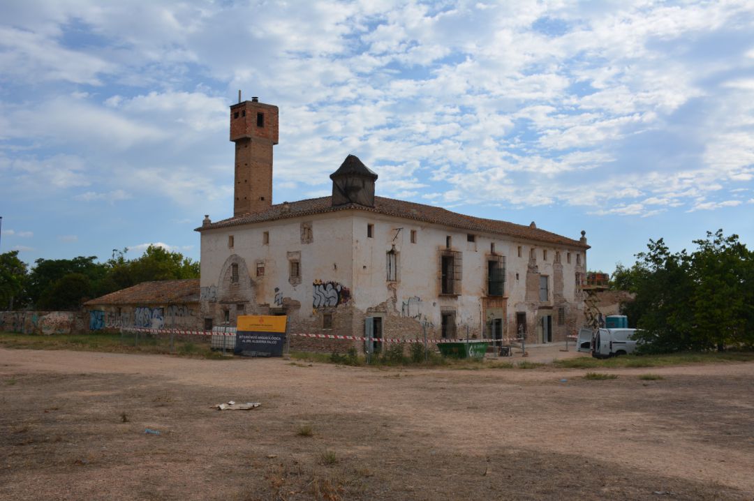 Los resultados obtenidos han permitido fijar un origen medieval de la alquería, conformada por dos edificios, constatar el crecimiento de los dos en las postrimerías del s. XVII y su transformación hasta la actualidad. Los resultados obtenidos han permitido fijar un origen medieval de la alquería, conformada por dos edificios, constatar el crecimiento de los dos en las postrimerías del s. XVII y su transformación hasta la actualidad.