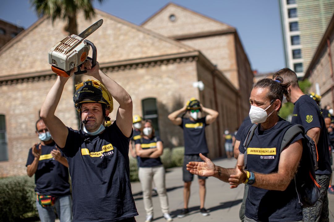 Bomberos forestales de la Generalitat se concentraron el pasado día 14 ante el complejo administrativo 9 d'Octubre durante la primera jornada de huelga convocada este mes de julio por cinco sindicatos del sector. Bomberos forestales de la Generalitat se concentraron el pasado día 14 ante el complejo administrativo 9 d'Octubre durante la primera jornada de huelga convocada este mes de julio por cinco sindicatos del sector.