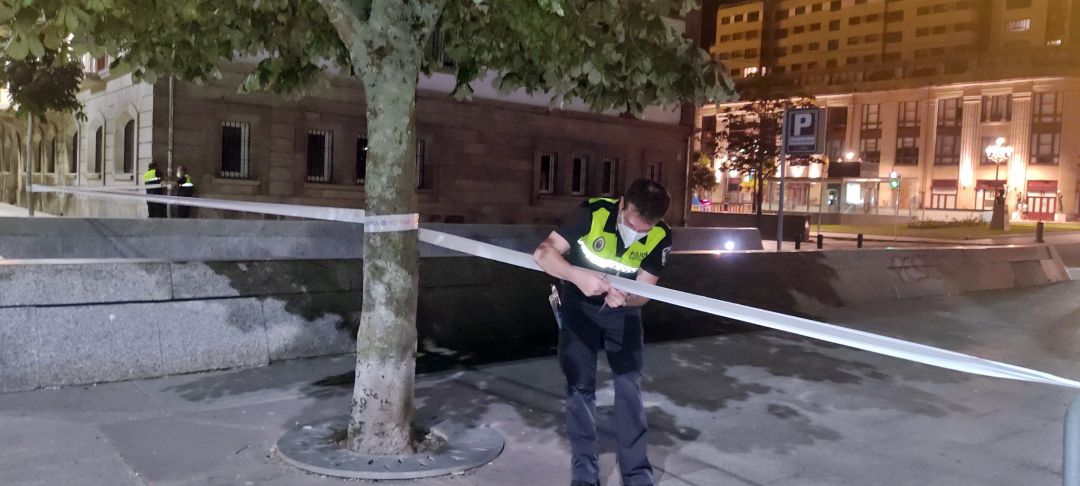 Agente portuario instalando precinto en la Praza de la Estrella Agente portuario instalando precinto en la Praza de la Estrella