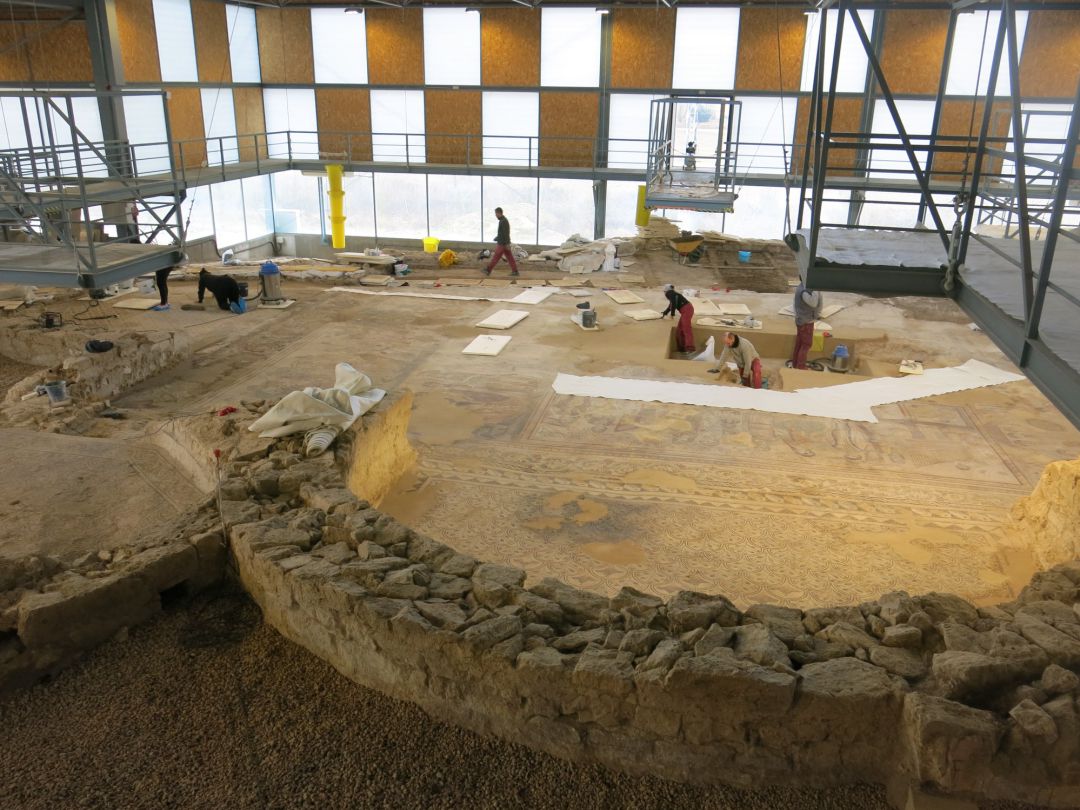 Trabajos en el mural del yacimiento romano de Noheda Trabajos en el mural del yacimiento romano de Noheda