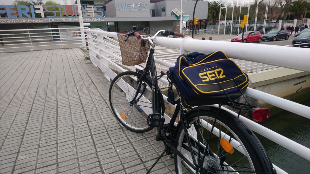 Una bicicleta a las puertas de la entrada del recinto ferial. Una bicicleta a las puertas de la entrada del recinto ferial.