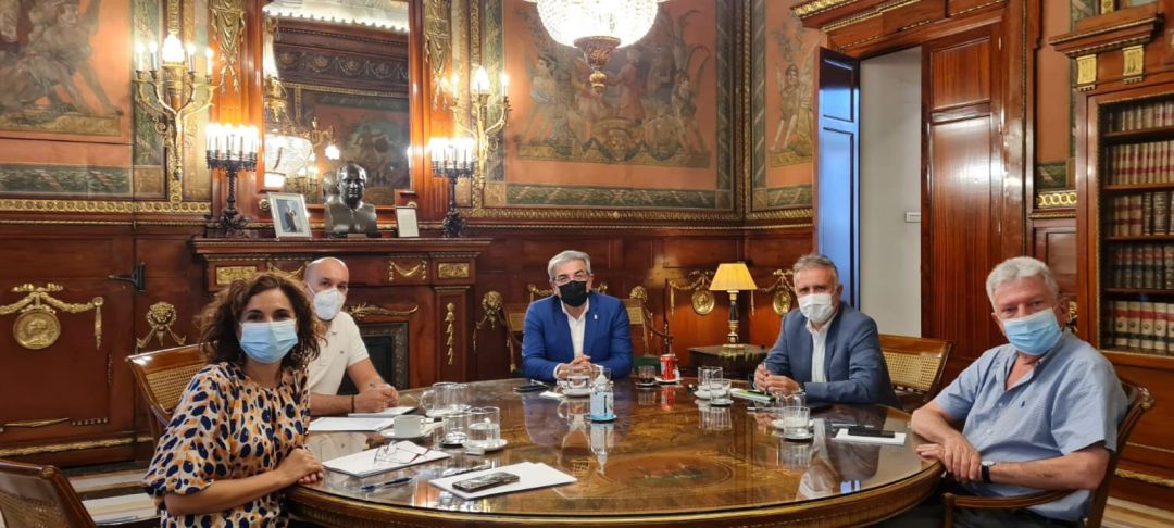La ministra de Hacienda, María Jesús Montero; el presidente y el vicepresidente del Gobierno de Canarias, Ángel Víctor Torres y Román Rodríguez, y el diputado de NC Pedro Quevedo La ministra de Hacienda, María Jesús Montero; el presidente y el vicepresidente del Gobierno de Canarias, Ángel Víctor Torres y Román Rodríguez, y el diputado de NC Pedro Quevedo