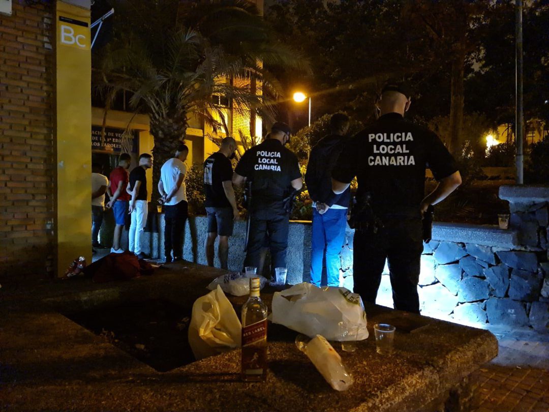 Archivo - Actuación de la Policía Local de Santa Cruz de Tenerife en un 'botellón' Archivo - Actuación de la Policía Local de Santa Cruz de Tenerife en un 'botellón'