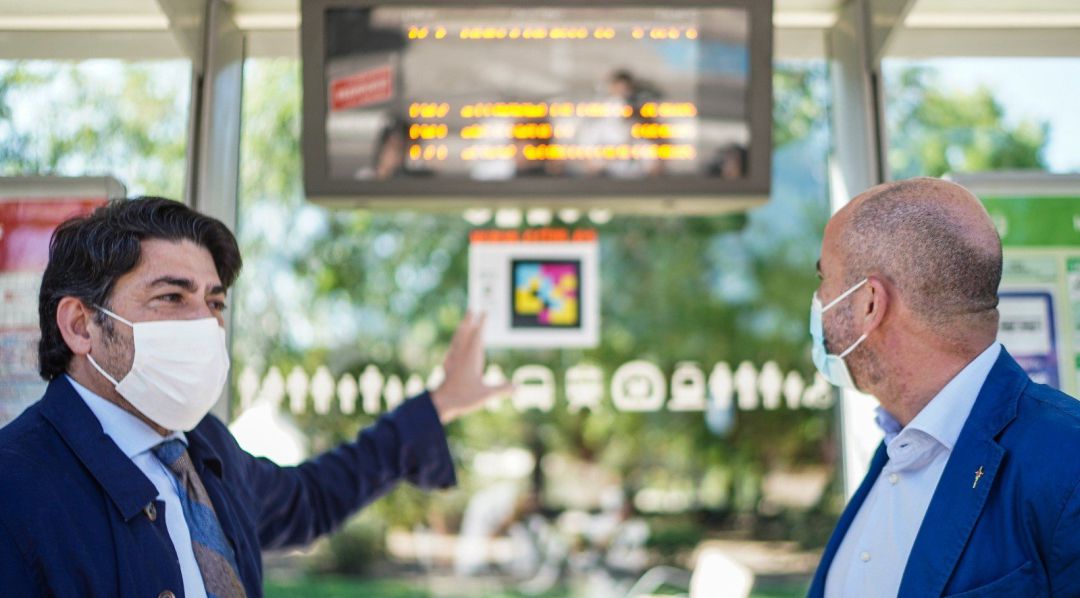 El consejero de Transportes e Infraestructuras de la Comunidad de Madrid, David Pérez, prueba el nuevo sistema de señalización en paradas de autobús.
El consejero de Transportes e Infraestructuras de la Comunidad de Madrid, David Pérez, prueba el nuevo sistema de señalización en paradas de autobús.