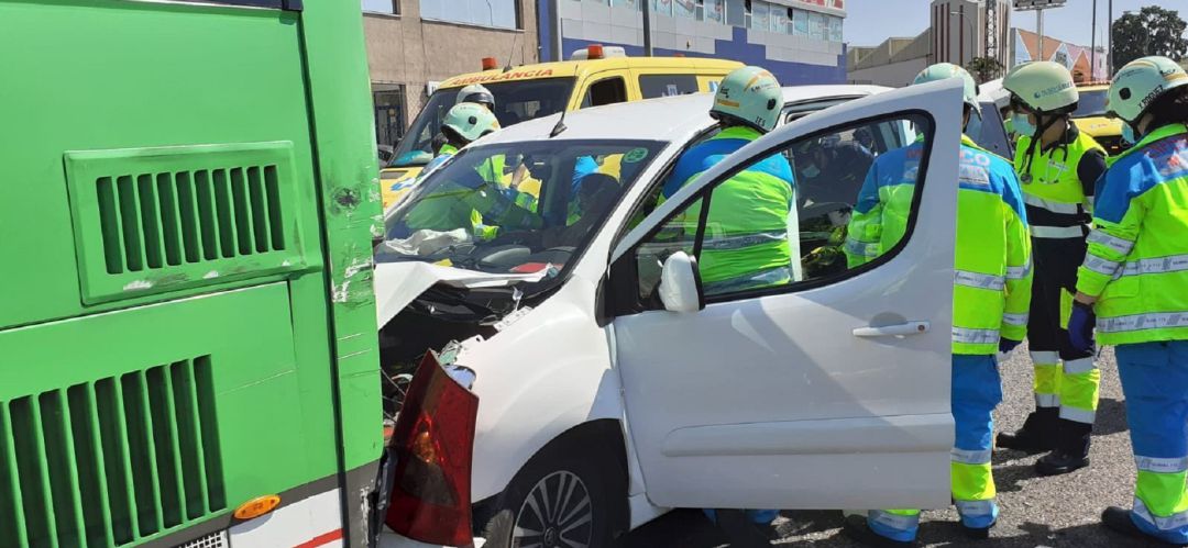 Uno de los coches empotrado contra el autobús Uno de los coches empotrado contra el autobús