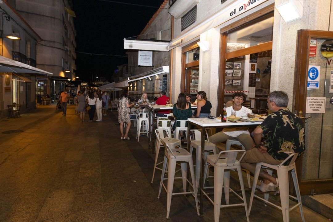 Personas consumen en las terrazas de establecimientos de Sansenxo Personas consumen en las terrazas de establecimientos de Sansenxo