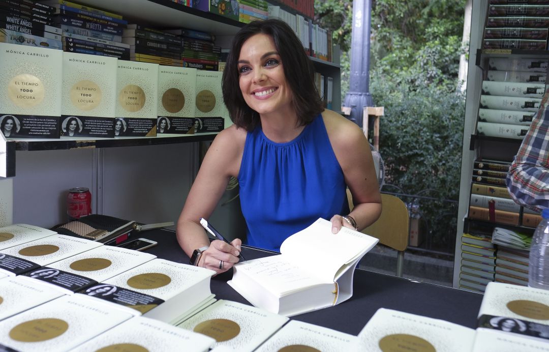 Mónica Carrillo, presentadora de 'Antena 3 Noticias' en una firma de libros. Mónica Carrillo, presentadora de 'Antena 3 Noticias' en una firma de libros.