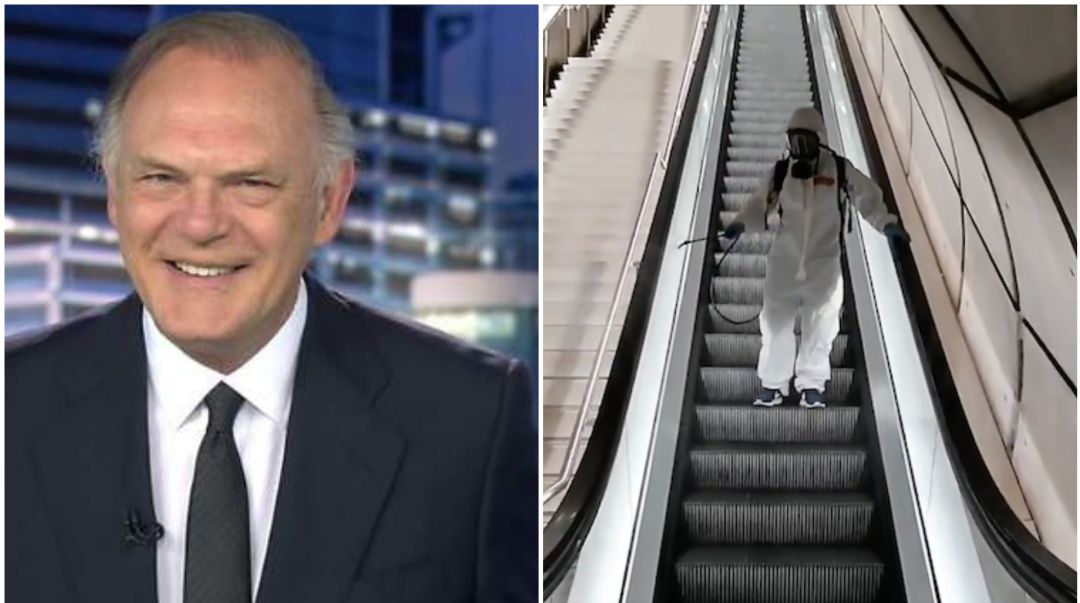 Pedro Piqueras y el momento en el que el operario de limpieza realiza la "desinfección" de toda la escalera mecánica Pedro Piqueras y el momento en el que el operario de limpieza realiza la "desinfección" de toda la escalera mecánica