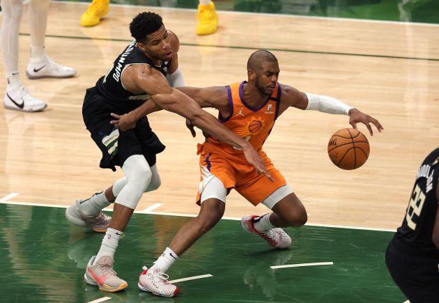 Antetokounmpo y Paul, en el sexto partido de las Finales de la NBA. Antetokounmpo y Paul, en el sexto partido de las Finales de la NBA.