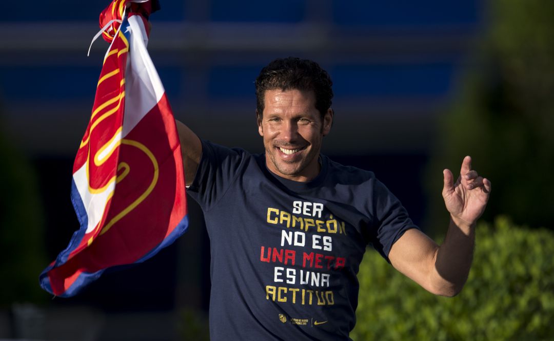 Simeone, en la celebración de la Copa del Rey ganada en el Santiago Bernabéu ante el Real Madrid. Simeone, en la celebración de la Copa del Rey ganada en el Santiago Bernabéu ante el Real Madrid.