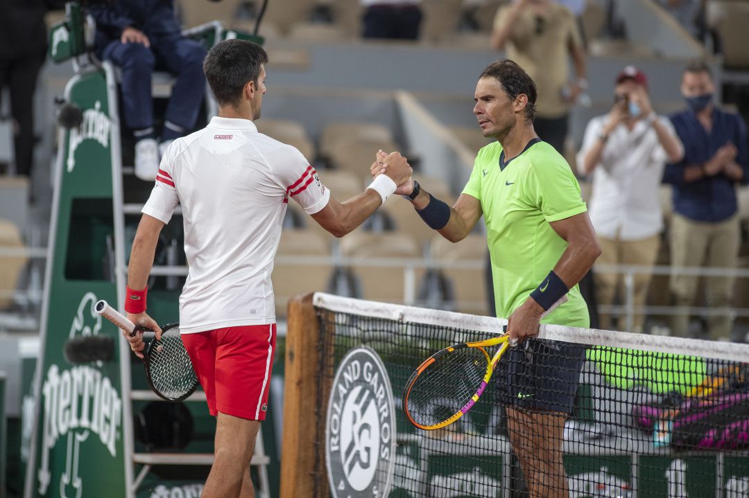 Djokovic y Nadal, saludándose tras un partido en Roland Garros Djokovic y Nadal, saludándose tras un partido en Roland Garros
