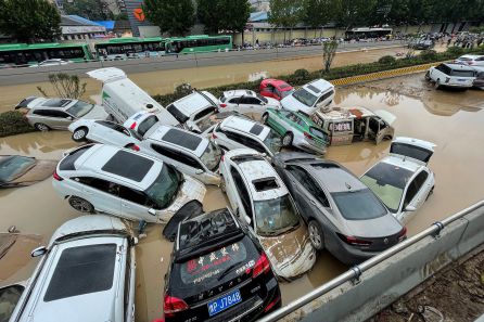 Acumulación de coches agolpados en una carretera en China por las terribles inundaciones. Acumulación de coches agolpados en una carretera en China por las terribles inundaciones.